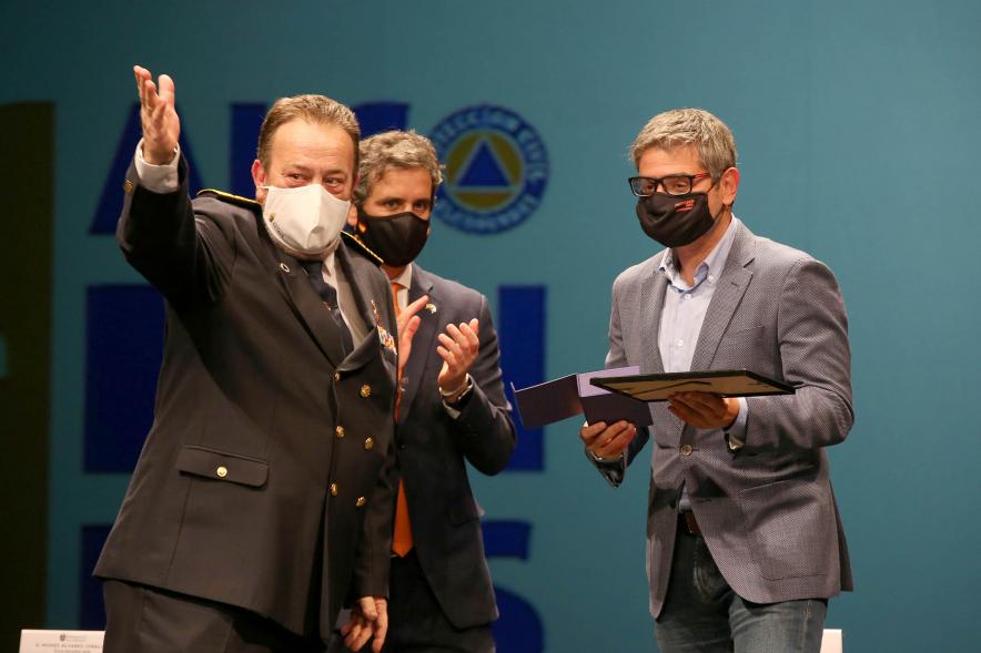 Entrega Reconocimientos de Protección Civil - Imagen de la entrega de la placa a un miembro de Protección Civil por parte del alcalde Sánchez Acera y Aitor Retolaza. 