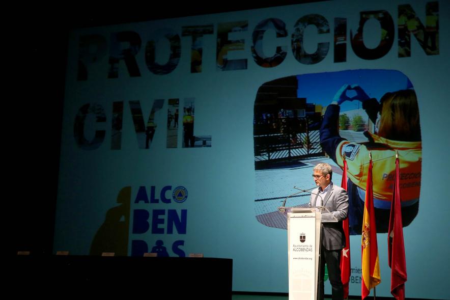 Entrega Reconocimientos de Protección Civil -  Imagen del discurso del alcalde Sánchez Acera junto al cartel de la celebración.