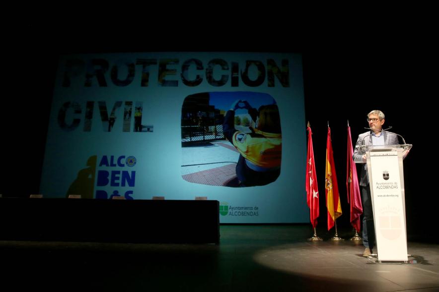 Entrega Reconocimientos de Protección Civil - Imagen del discurso del alcalde Sánchez Acera junto al cartel de la celebración.
