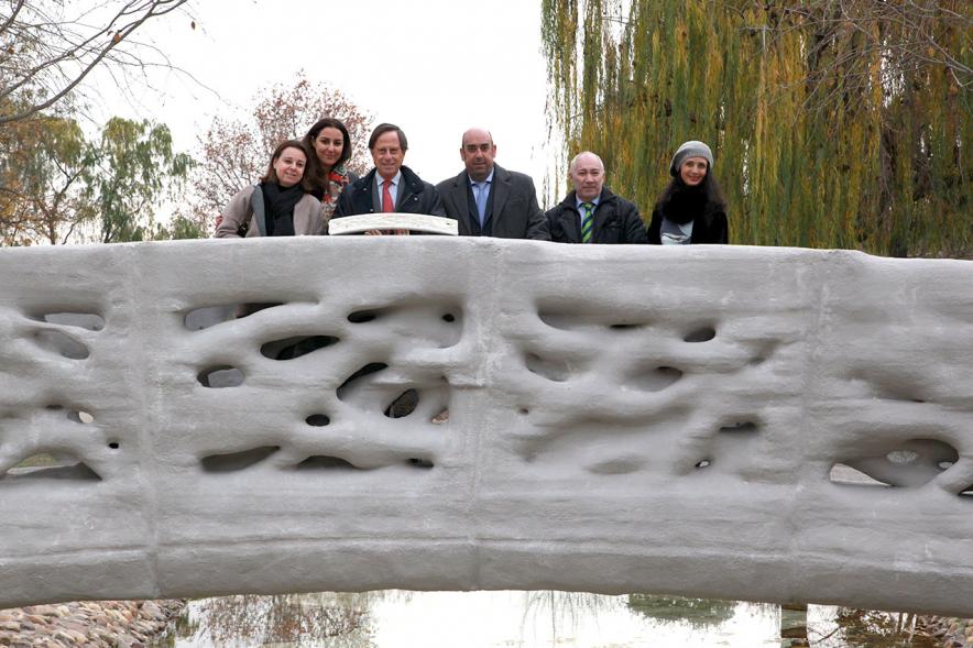 Inauguración del Puente 3D en el Parque de Castilla La Mancha - Imagen del puente 3D y autoridades asistentes al acto.