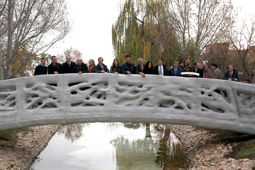 Inauguración del Puente 3D en el Parque de Castilla La Mancha - Imagen del puente 3D y autoridades asistentes al acto.