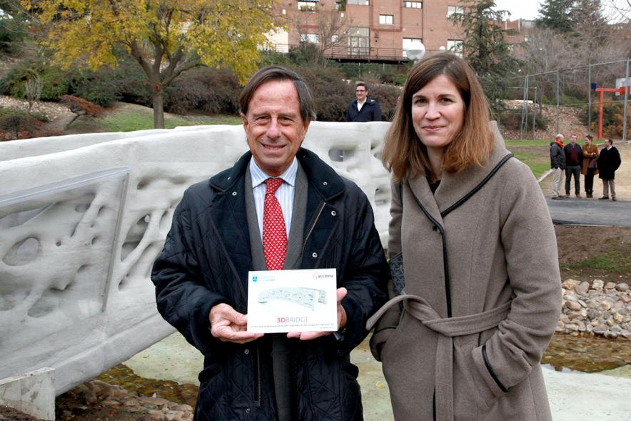 Inauguración del Puente 3D en el Parque de Castilla La Mancha - Imagen del alcalde García de Vinuesa con una asistente al acto.