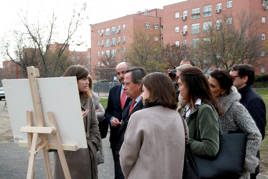 Inauguración del Puente 3D en el Parque de Castilla La Mancha - Imagen del alcalde García de Vinuesa y asistentes al acto atendiendo a explicación de construcción del puente.