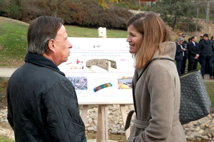 Inauguración del Puente 3D en el Parque de Castilla La Mancha - Imagen del alcalde García de Vinuesa con una asistente al acto.