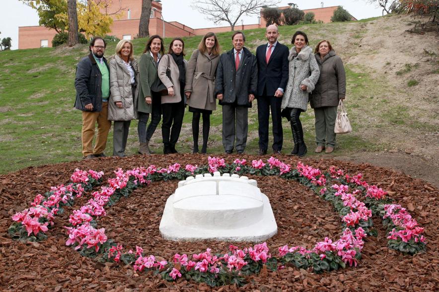 Inauguración del Puente 3D en el Parque de Castilla La Mancha - Imagen del alcalde García de Vinuesa con personas asistentes al acto.