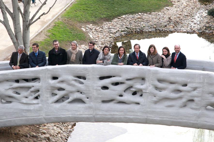 Inauguración del Puente 3D en el Parque de Castilla La Mancha - Imagen del puente 3D y autoridades asistentes al acto.