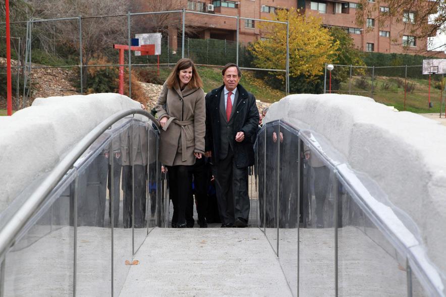 Inauguración del Puente 3D en el Parque de Castilla La Mancha - Imagen del alcalde García de Vinuesa con personas asistentes al acto cruzando el puente.