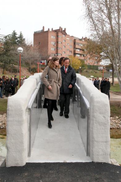 Inauguración del Puente 3D en el Parque de Castilla La Mancha - Imagen del alcalde García de Vinuesa con personas asistentes al acto cruzando el puente.