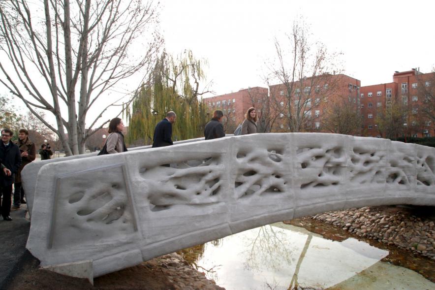 Inauguración del Puente 3D en el Parque de Castilla La Mancha - Imagen del alcalde García de Vinuesa con personas asistentes al acto cruzando el puente.