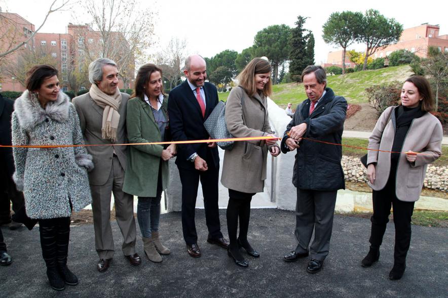 Inauguración del Puente 3D en el Parque de Castilla La Mancha - Imagen del alcalde García de Vinuesa cortando la cinta inaugural.