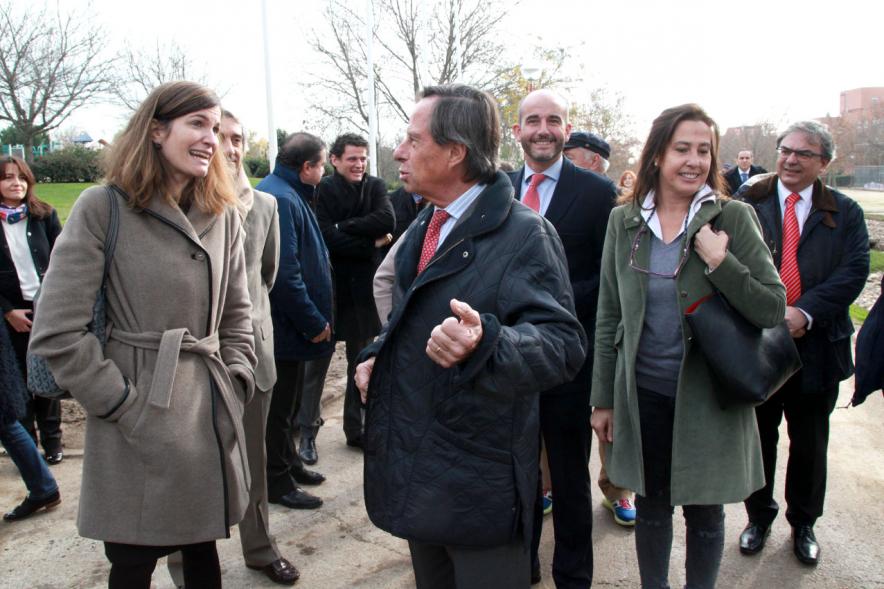Inauguración del Puente 3D en el Parque de Castilla La Mancha - Imagen del alcalde García de Vinuesa con personas asistentes al acto.