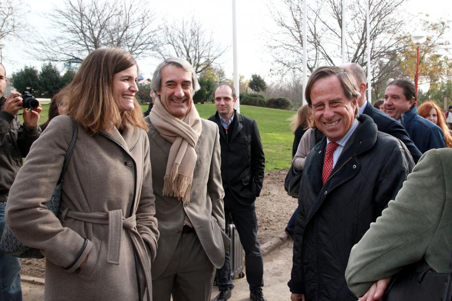 Inauguración del Puente 3D en el Parque de Castilla La Mancha - Imagen del alcalde García de Vinuesa con personas asistentes al acto.