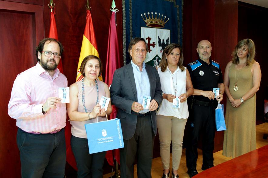 Entrega de Pulseras QR a la Asociación del Alzheimer - Imagen de las autoridades asistentes al acto, encabezadas por el  alcalde García de Vinuesa mostrando las pulseras en sus manos.