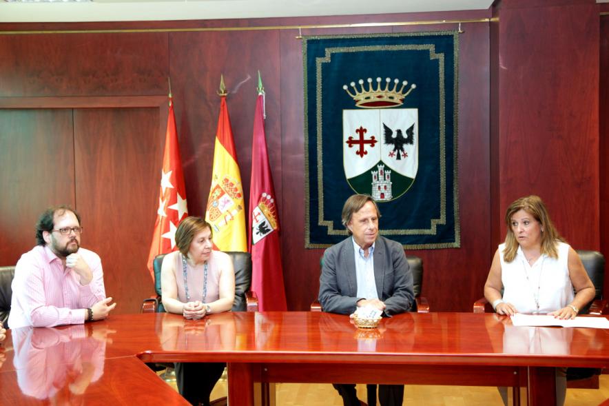 Entrega de Pulseras QR a la Asociación del Alzheimer - Imagen  del alcalde García de Vinuesa y otras personas en un momento de la presentación.
