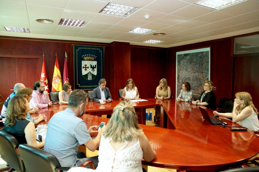 Entrega de Pulseras QR a la Asociación del Alzheimer - Imagen de todas la autoridades reunidas alrededor de una mesa, encabezadas por el  alcalde García de Vinuesa.