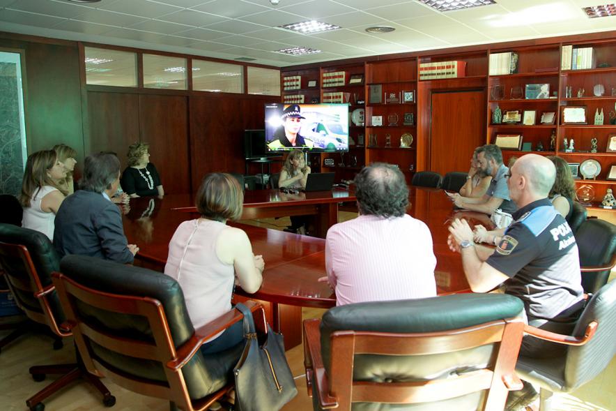 Entrega de Pulseras QR a la Asociación del Alzheimer - Imagen de todos los asistentes al acto visionando una presentación.