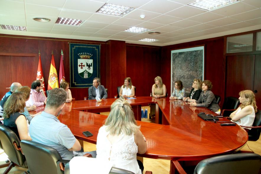 Entrega de Pulseras QR a la Asociación del Alzheimer - Imagen de todas la autoridades reunidas alrededor de una mesa, encabezadas por el  alcalde García de Vinuesa.