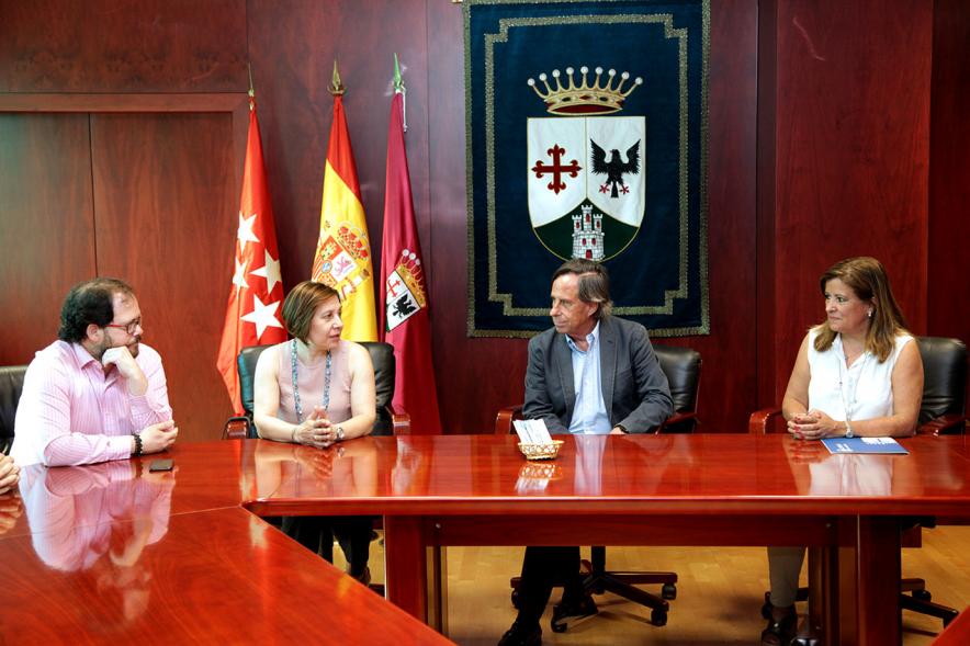 Entrega de Pulseras QR a la Asociación del Alzheimer - Imagen  del alcalde García de Vinuesa y otras personas en un momento de la presentación.
