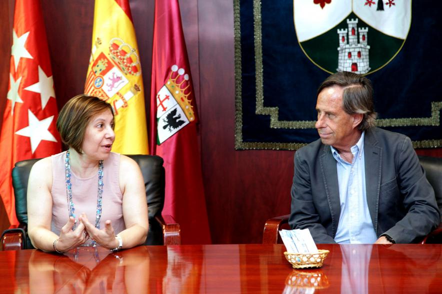Entrega de Pulseras QR a la Asociación del Alzheimer - Imagen  del alcalde García de Vinuesa y otra persona en un momento de la presentación.