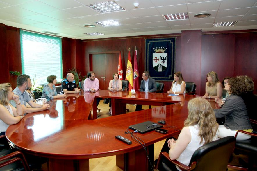Entrega de Pulseras QR a la Asociación del Alzheimer - Imagen de todas la autoridades reunidas alrededor de una mesa, encabezadas por el  alcalde García de Vinuesa.