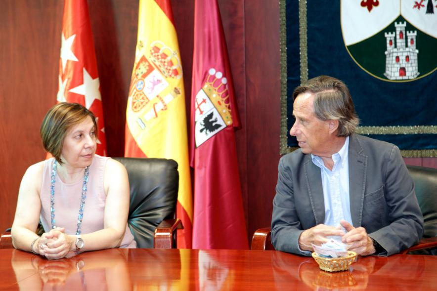 Entrega de Pulseras QR a la Asociación del Alzheimer - Imagen  del alcalde García de Vinuesa y otra persona en un momento de la presentación.