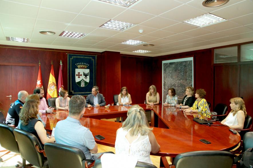 Entrega de Pulseras QR a la Asociación del Alzheimer - Imagen de todas la autoridades reunidas alrededor de una mesa, encabezadas por el  alcalde García de Vinuesa.