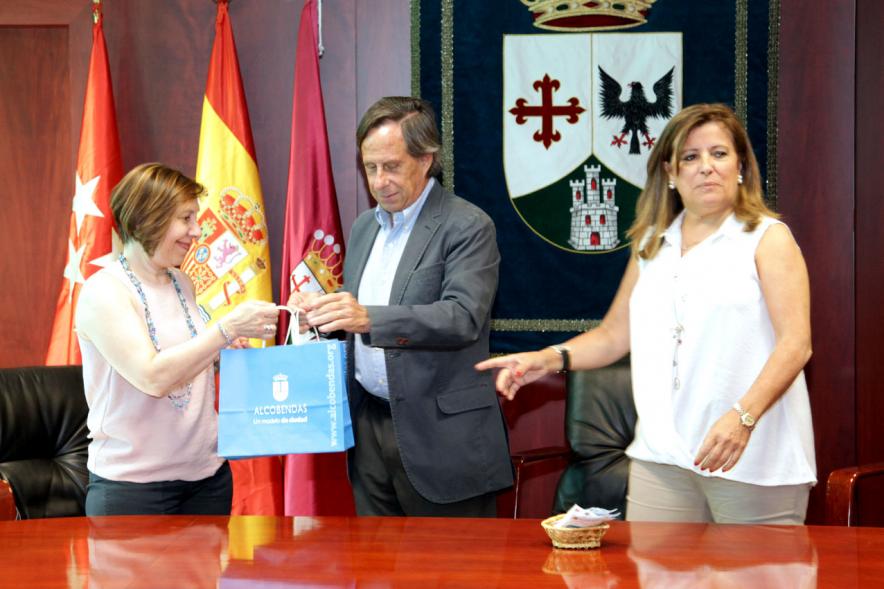 Entrega de Pulseras QR a la Asociación del Alzheimer - Imagen del alcalde García de Vinuesa recibiendo una bolsa con la pulsera.