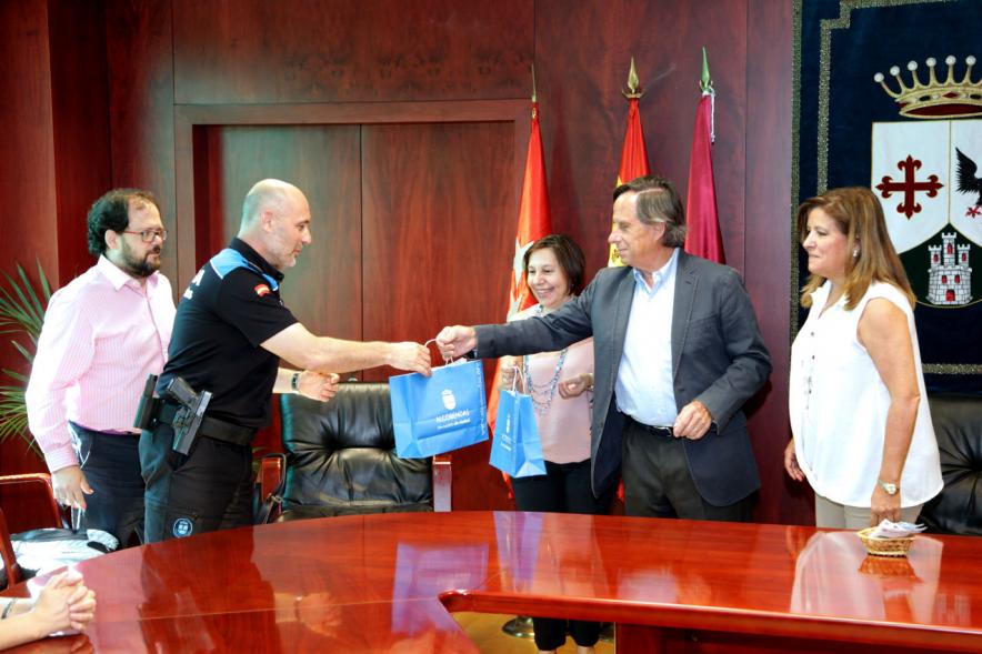 Entrega de Pulseras QR a la Asociación del Alzheimer - Imagen del alcalde García de Vinuesa recibiendo una bolsa con la pulsera..