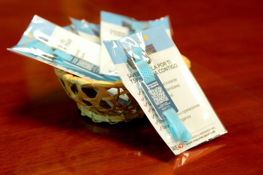 Entrega de Pulseras QR a la Asociación del Alzheimer - Imagen de todas la autoridades reunidas alrededor de una mesa, encabezadas por el  alcalde García de Vinuesa.