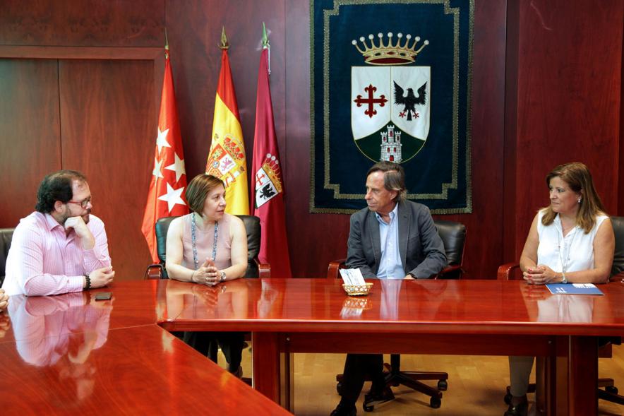 Entrega de Pulseras QR a la Asociación del Alzheimer - Imagen  del alcalde García de Vinuesa y otras personas en un momento de la presentación.