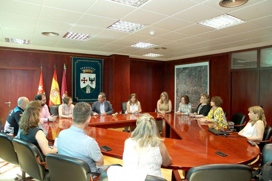 Entrega de Pulseras QR a la Asociación del Alzheimer - Imagen de todas la autoridades reunidas alrededor de una mesa, encabezadas por el  alcalde García de Vinuesa.