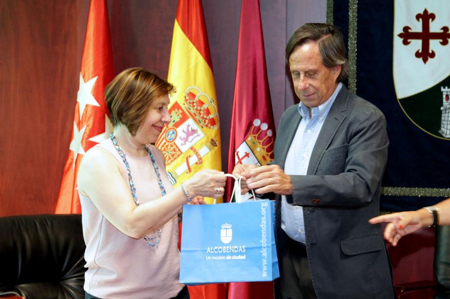 Entrega de Pulseras QR a la Asociación del Alzheimer - Imagen del alcalde García de Vinuesa recibiendo una bolsa con la pulsera.