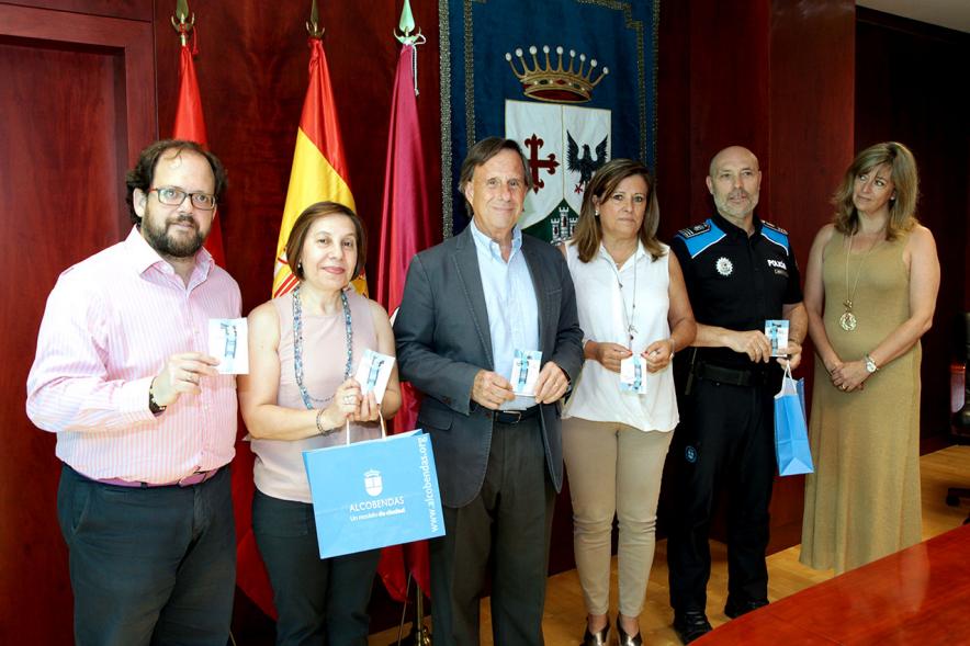 Entrega de Pulseras QR a la Asociación del Alzheimer -  Imagen de las autoridades asistentes al acto, encabezadas por el  alcalde García de Vinuesa mostrando las pulseras en sus manos.