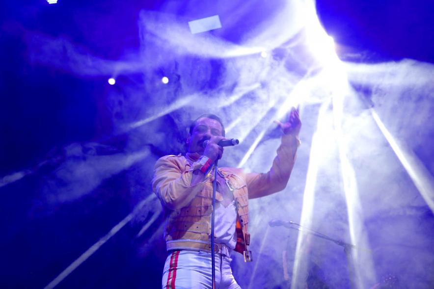 Cantante durante la actualización con efecto del foco sobre él