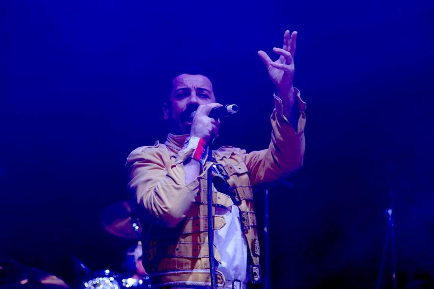 Plano medio del cantante durante el concierto