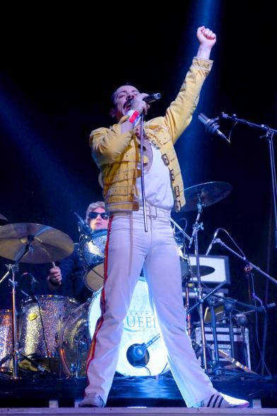 Cantante con la pose clásica de Freddie Mercury