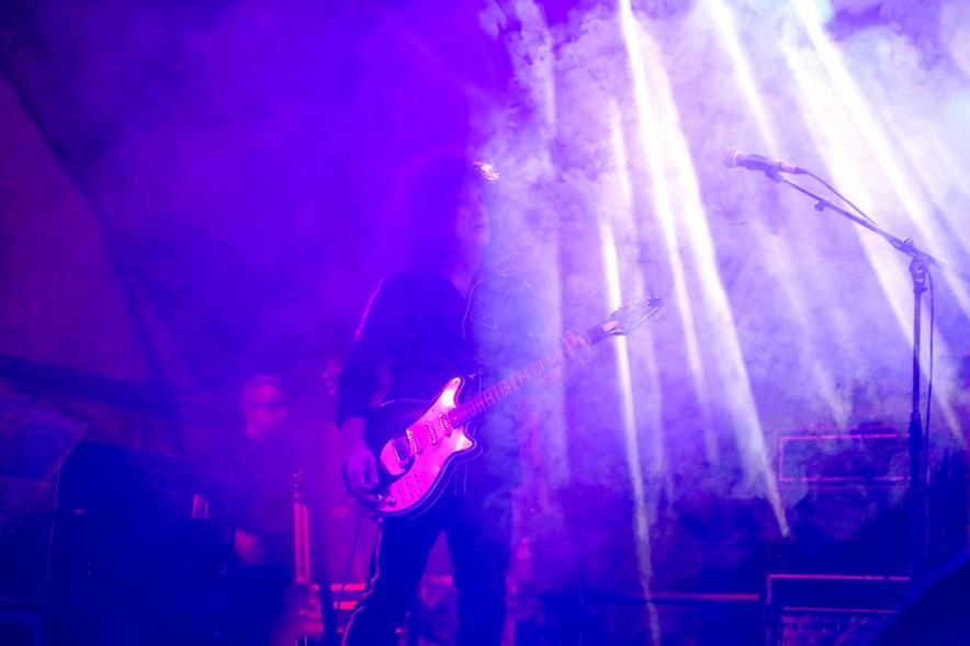 Guitarrista bajo los focos durante el concierto