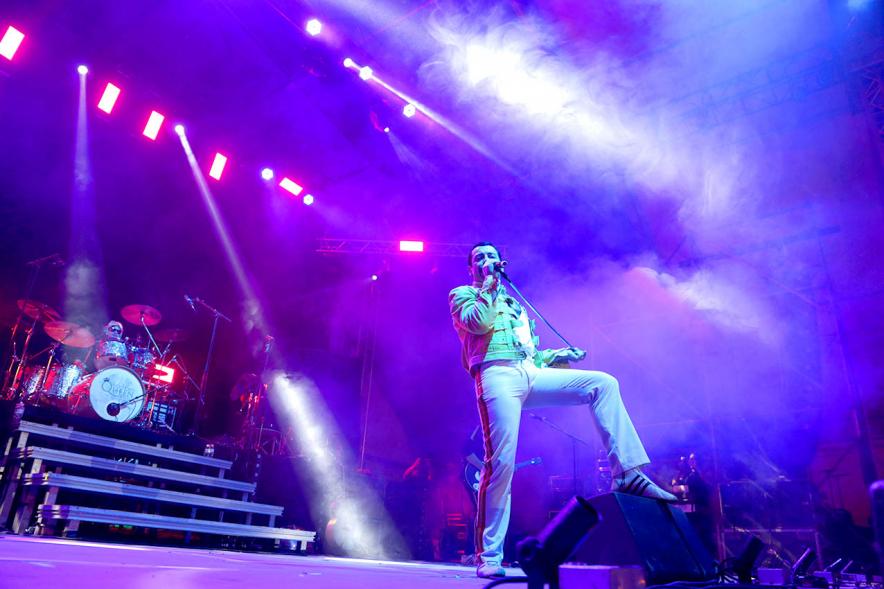 Cantante durante la actuación