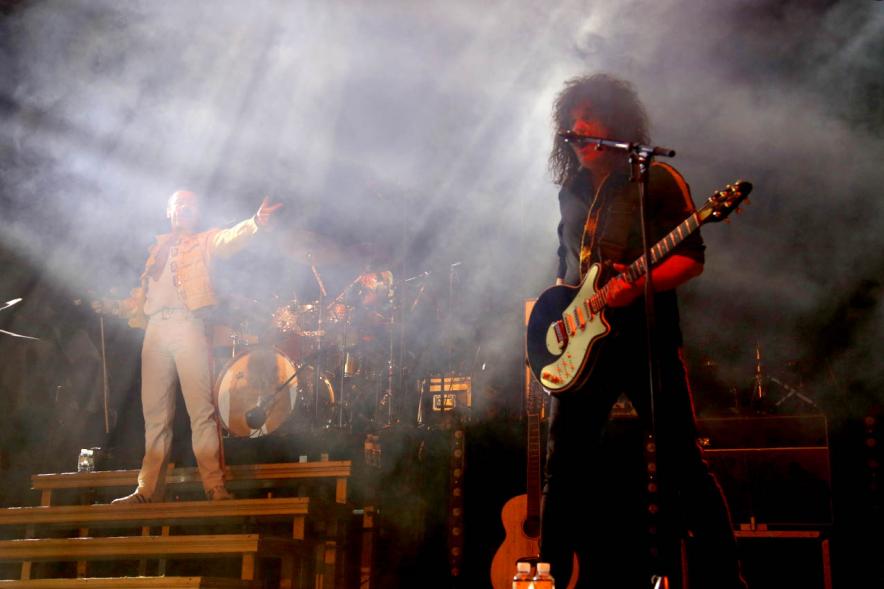 Miembros del grupo durante la actuación con la indumentaria clásica de Queen