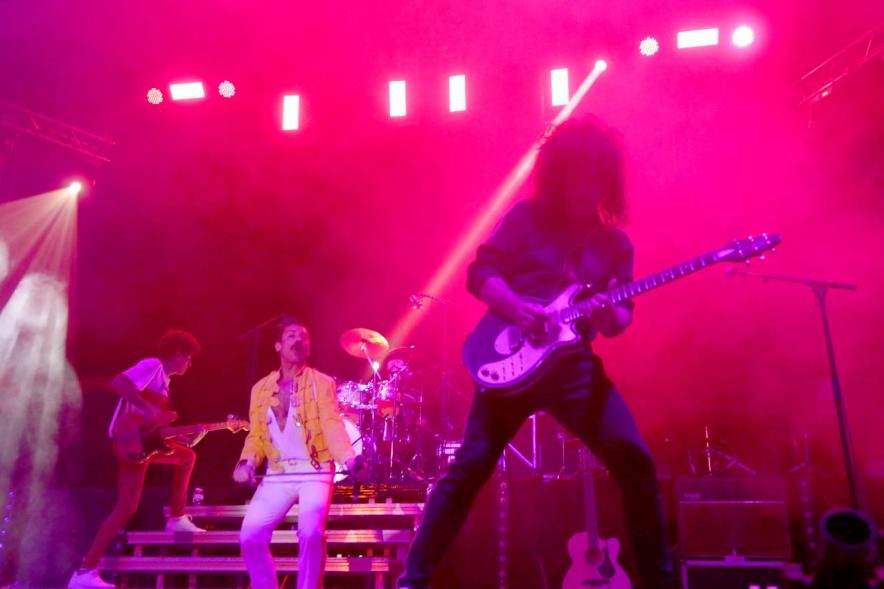 Miembros del grupo durante la actuación con la indumentaria clásica de Queen