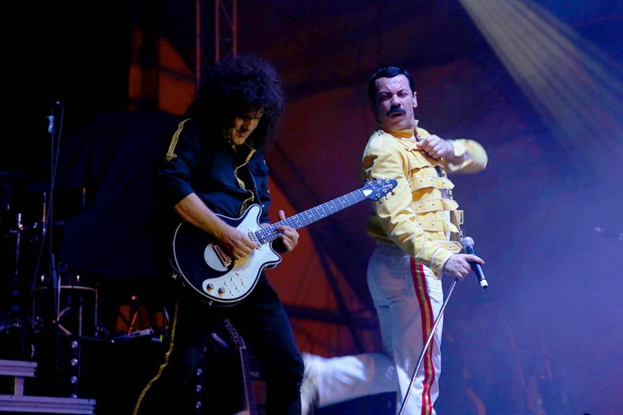 Plano lateral de guitarrista y cantante durante el concierto