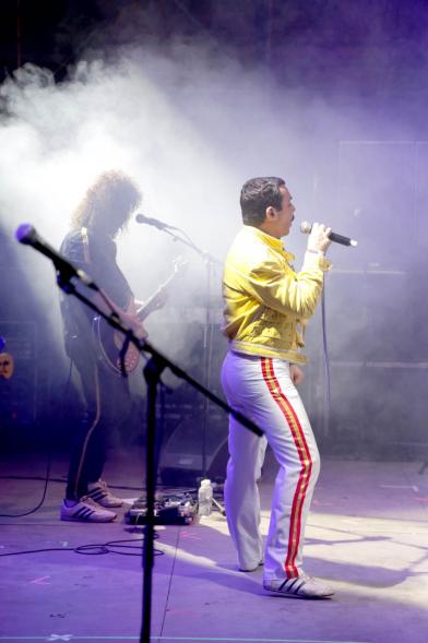 Cantante y guitarrista durante la actuación