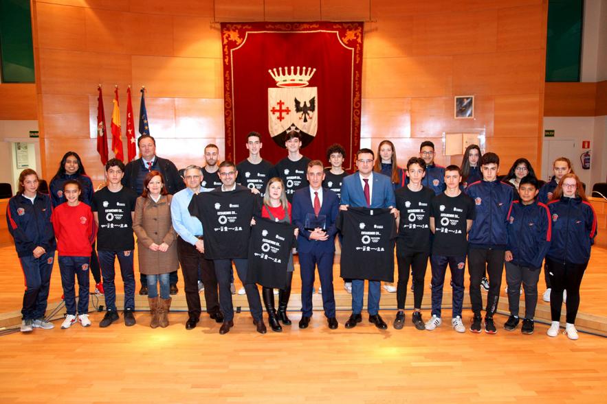 Recepción Club Taekwondo - Imagen del alcalde Rafael Sánchez Acera, el vicealcalde Miguel Ángel Arranz, la concejala de deportes María Espín posando con los miembros Club Taekwondo Tortosa con la camiseta del club en sus manos.
