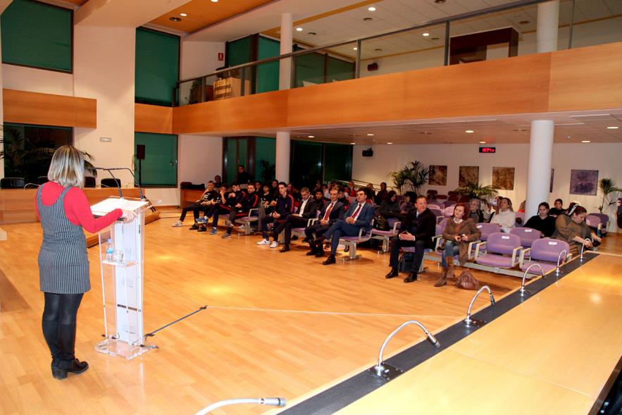 Recepción Club Taekwondo - Imagen la concejala de deportes María Espín en un momento de su discurso.