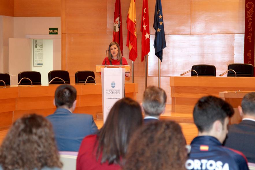 Recepción Club Taekwondo - Imagen la concejala de deportes María Espín en un momento de su discurso.
