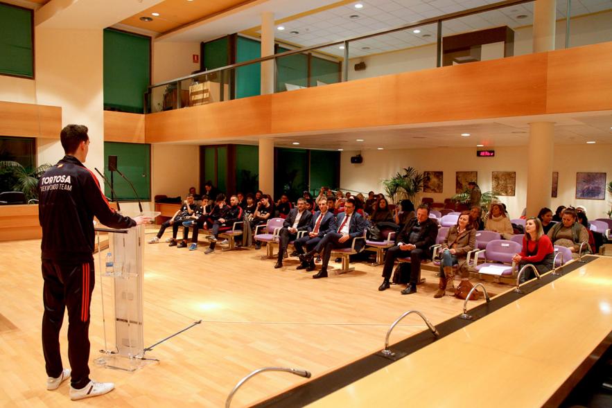 Recepción Club Taekwondo - Imagen de un miembro del Club Taekwondo Tortosa en un momento de su discurso. 