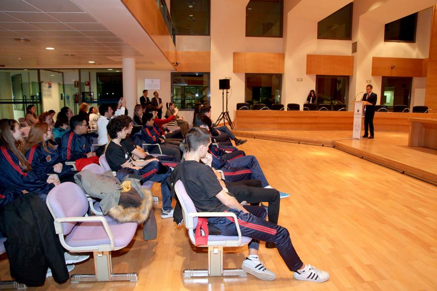 Recepción Club Taekwondo - Imagen panorámica donde vemos al público asistente y a una persona en el atril en un momento de su discurso. 