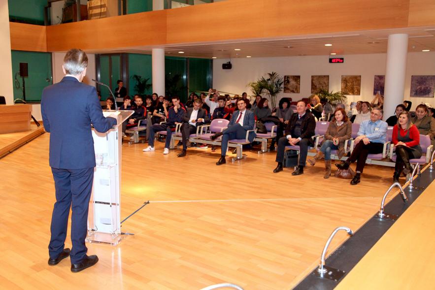 Recepción Club Taekwondo - Imagen panorámica donde vemos al público asistente y a una persona en el atril en un momento de su discurso. 