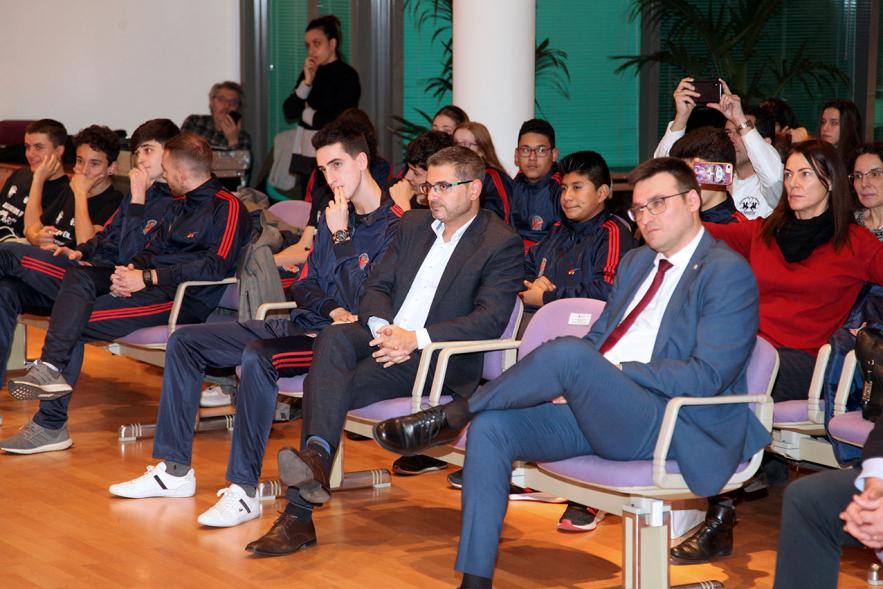 Recepción Club Taekwondo - Imagen autoridades sentados entre el público siguiendo uno de los discursos.