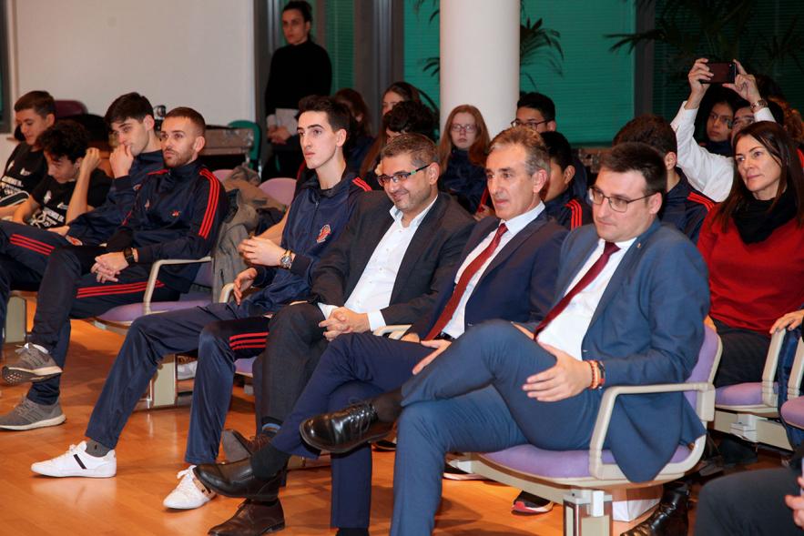 Recepción Club Taekwondo - Imagen autoridades sentados entre el público siguiendo uno de los discursos.